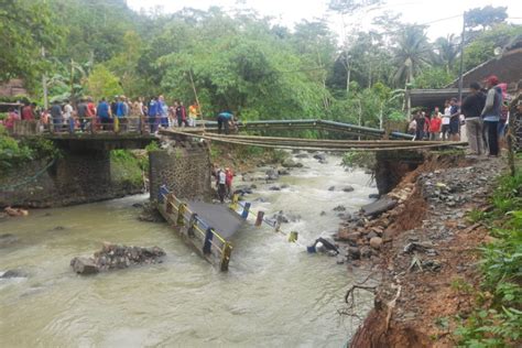 Warga gotong royong bangun jembatan darurat akibat banjir - ANTARA News Jawa Timur