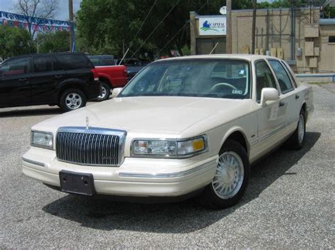 1996 Lincoln Town Car Cartier Designer for Sale in Bay City, Texas Classified | AmericanListed.com