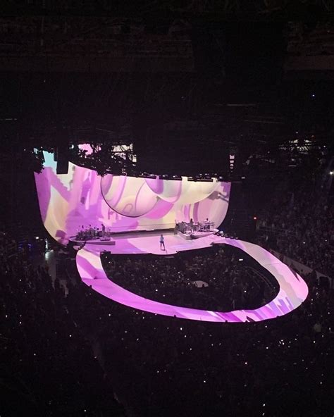 Pin de mania ♡ em Ariana Grande | Cantores, Palco show, Palcos