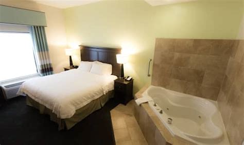 Hampton Inn & Suites Middlebury, Indiana - Hotel Rooms