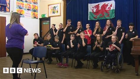 Rugby World Cup: The choir signing the Welsh national anthem - BBC News