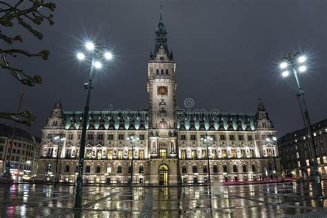 Hamburg-Rathaus nachts stockfoto. Bild von phantasie - 48692218