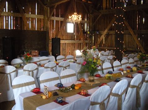 Real Wedding: Burlap Table Runners Using Our Burlap! | Burlap Fabric Blog