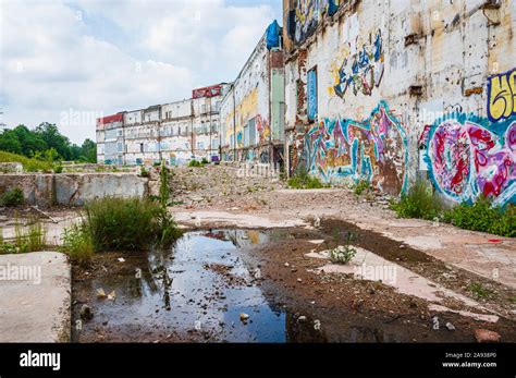 Graffiti on abandoned building Stock Photo - Alamy