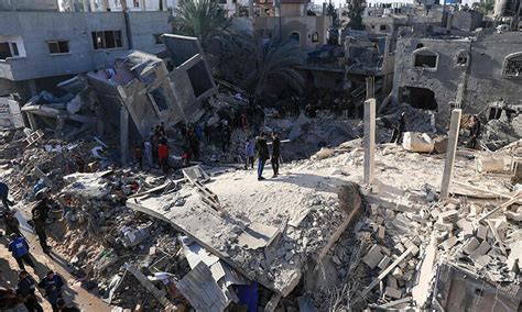 PHOTOS: Gazans search for bodies after Israeli strikes in Rafah - DAWN.COM