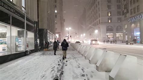 NYC LIVE Snow Walk ⛄ in Manhattan (December 16, 2020) - YouTube