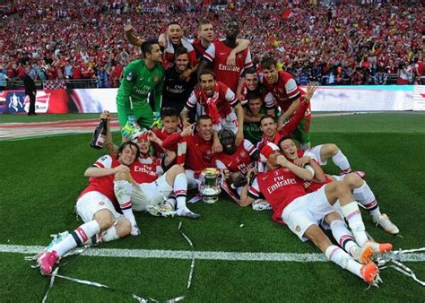 Pic - Arsenal team celebrating their FA Cup triumph * Topsoccer