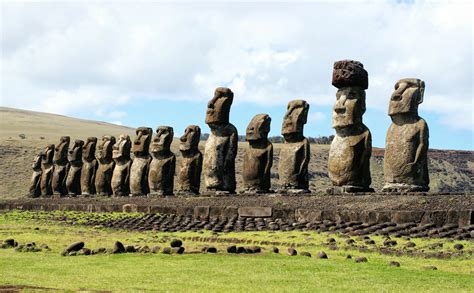 Classical Oceania - Floating cities and stone heads facing the sea