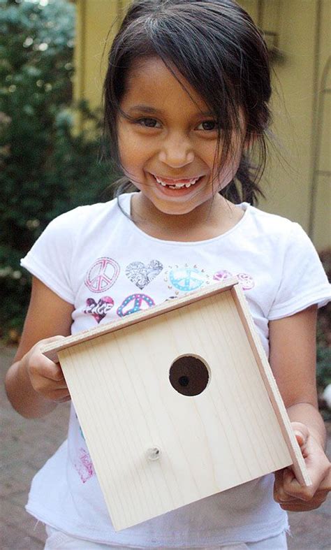 Easy tutorial for building a wooden birdhouse. This unique design allows for easy cleaning ...