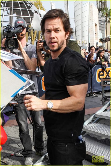 Mark Wahlberg Flashes His Abs During His 'Extra' Appearance!: Photo 3024905 | Mark Wahlberg ...