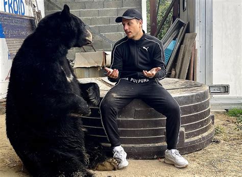 PLK pose avec l’ours de la photo de Polak et parle d’un projet secret