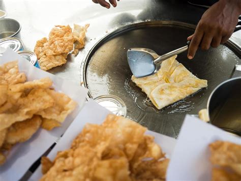 Thai crispy roti street food vendor. 4189988 Stock Photo at Vecteezy