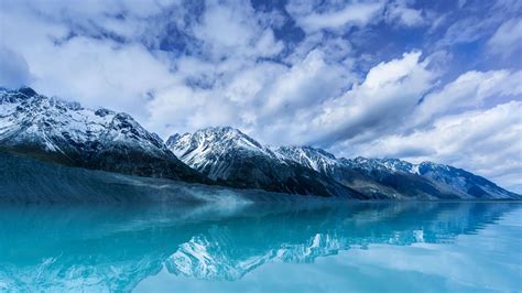 Tasman Lake on South Island, New Zealand (© UpdogDesigns/iStock/Getty Images Plus) – 2017-03-04 ...