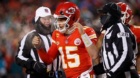 Chiefs’ Patrick Mahomes didn’t want to come out of game after helmet crack | Fox News