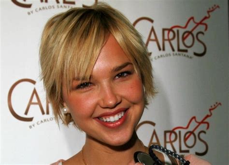 Arielle Kebbel with short hair | Short haircut with smooth, straight lines