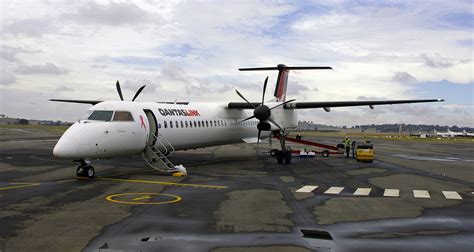 File:QantasLink - VH-QOA - Bombardier Dash 8 Q402.jpg - Wikimedia Commons