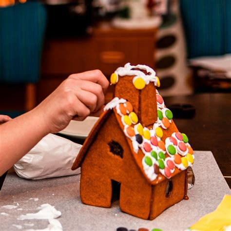 Do People Eat Gingerbread Houses ? It Turns Out They Do - Foodiosity