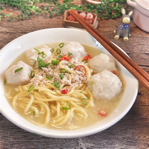 Singapore’s Favourite Teochew Fishball Noodle Soup 潮州鱼圆面汤 – Spice N' Pans