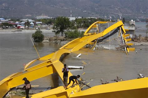 In pictures: Earthquake and tsunami strike Indonesia | CNN