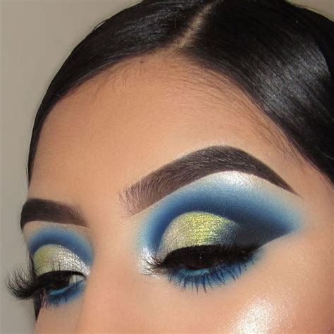 Blue green Eyeshadow | Blue eye makeup, Eyeshadow makeup, Creative eye makeup