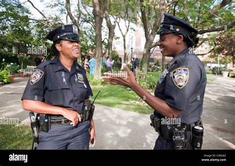 Police talking to female new york hi-res stock photography and images ...