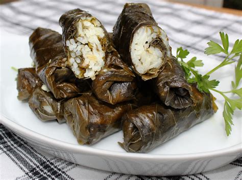 Dolmas via http://weeklyveganmenuhowto.blogspot.co.uk/2010/09/dolmas ...