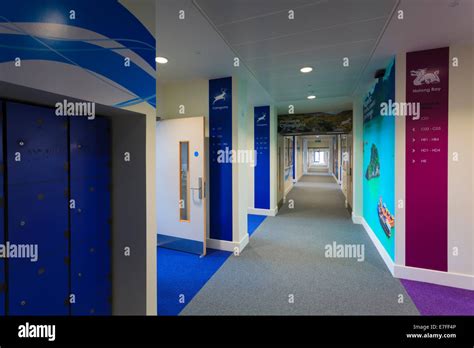 School corridor uk hi-res stock photography and images - Alamy