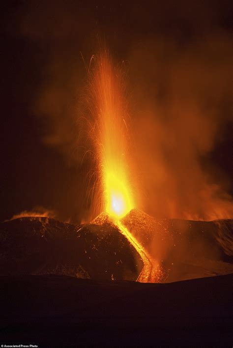 Lava bursts from Mount Etna as the volcano erupts | Daily Mail Online