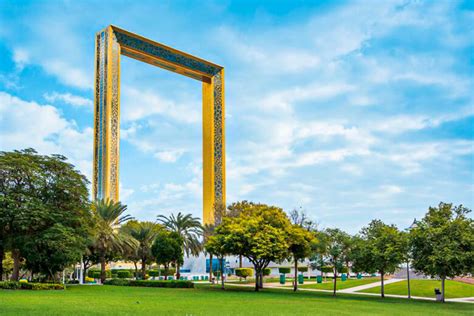 Zabeel Park: A Green Haven with a Technological Twist 🌴💡