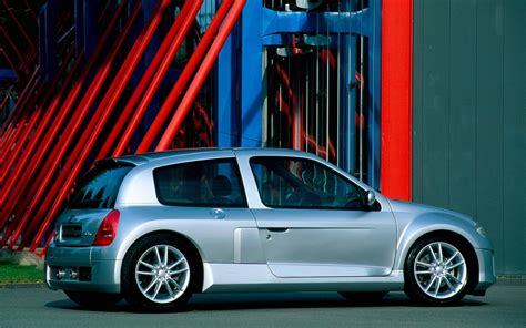 The Insane Renault Clio V6 Super Hot Hatch Debuted 20 Years Ago - Feel ...