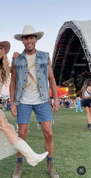 Country Concert Clothing Ideas With Black Jeans, Looks Coachella ...