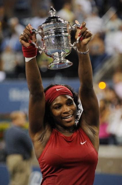 Serena Williams hold up the US Open 2008 championship trophy.jpg