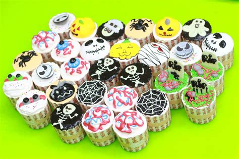 Mẫu bánh sinh nhật vẽ hình halloween con ma đầu lâu xương chéo dễ ...