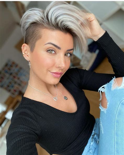 20+ women's 90s haircut - DonnieMyleene