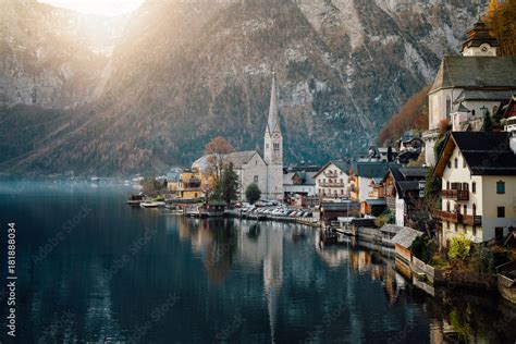 Beautiful postcard view of famous Hallstatt lakeside town reflecting in ...