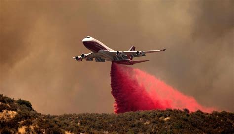 Boeing 747 Supertanker - The World's Largest Fire-Fighting Plane ...