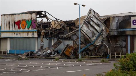 Toys R Us building damaged by fire in Peterborough - BBC News