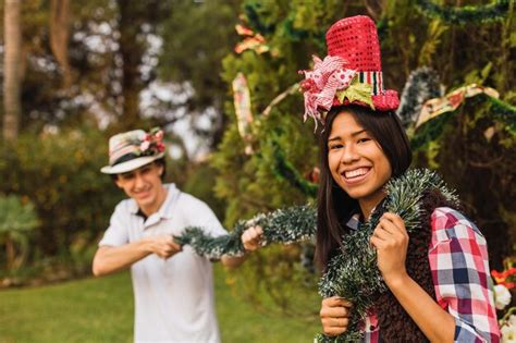 Premium Photo | Happy friends decorating the christmas tree