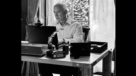 Jeff Bezos still using homemade desk from Amazon’s early days. See pic ...