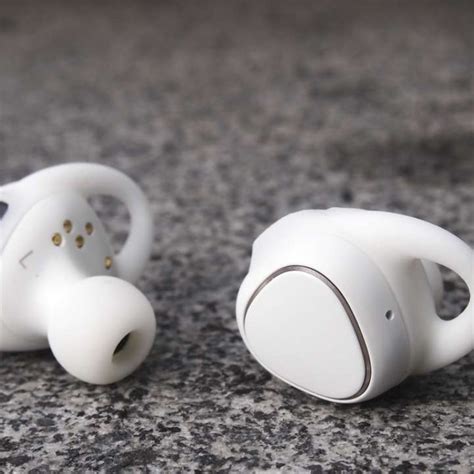 Review: Samsung Gear IconX is a unique set of fitness tracking earbuds ...