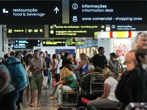 100,000 arrivals daily at Portuguese airports - The Portugal News