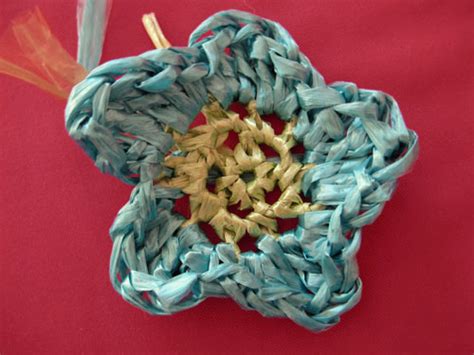 futuregirl craft blog : Plastic Twine Flowers