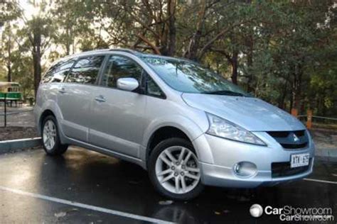 Review - 2009 Mitsubishi Grandis Review and Road Test