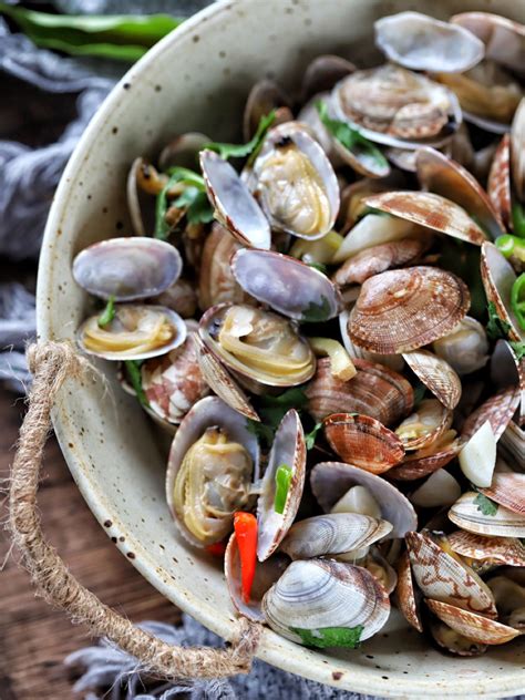 Steamed Clams With White Wine - FoodyFoodie