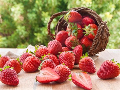 Strawberry Benefits: Top 23 List With Nutrition & Side Effects