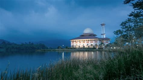 Timelapse of Darul Quran Mosque Stock Footage Video (100% Royalty-free) 20743582 | Shutterstock