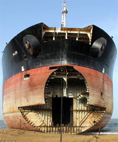 World's Biggest Ship Graveyard (32 photos) | KLYKER.COM