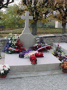 Charles de Gaulle's Grave - Americans in France