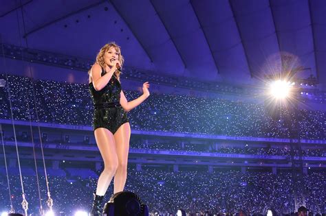 Taylor Swift Threw a New Year’s Eve Costume Party with Her New Squad | Vanity Fair