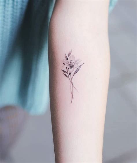 Tattoo Inkspiration 💙 auf Instagram: „@nandotattooer 💙“ Easter Lily Tattoo, Lilly Flower Tattoo ...